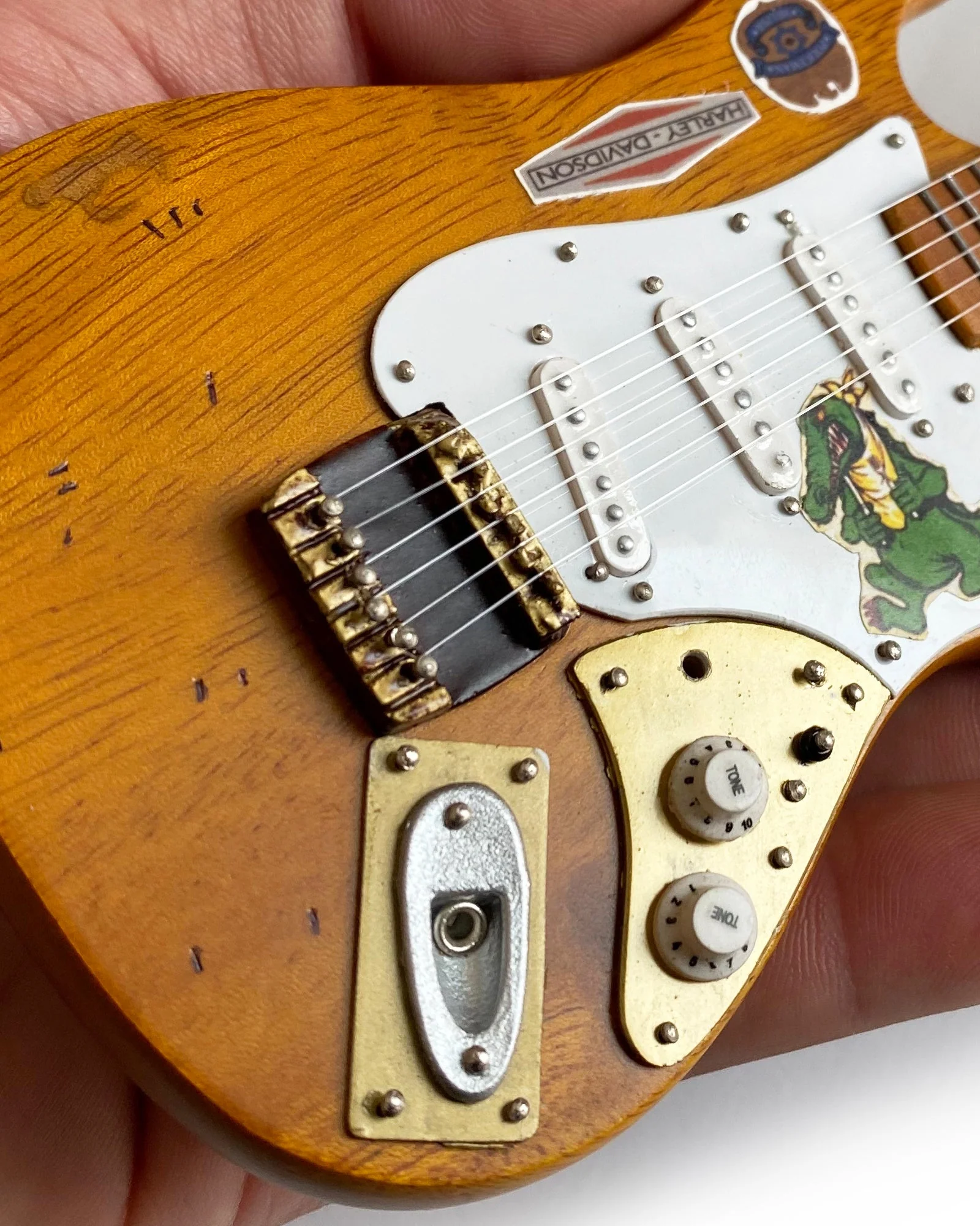 JERRY GARCIA' ALLIGATOR' GRAHAM NASH TRIBUTE MINI GUITAR FENDER' STRAT' REPLICA - OFFICIALLY LICENSED - Image 2