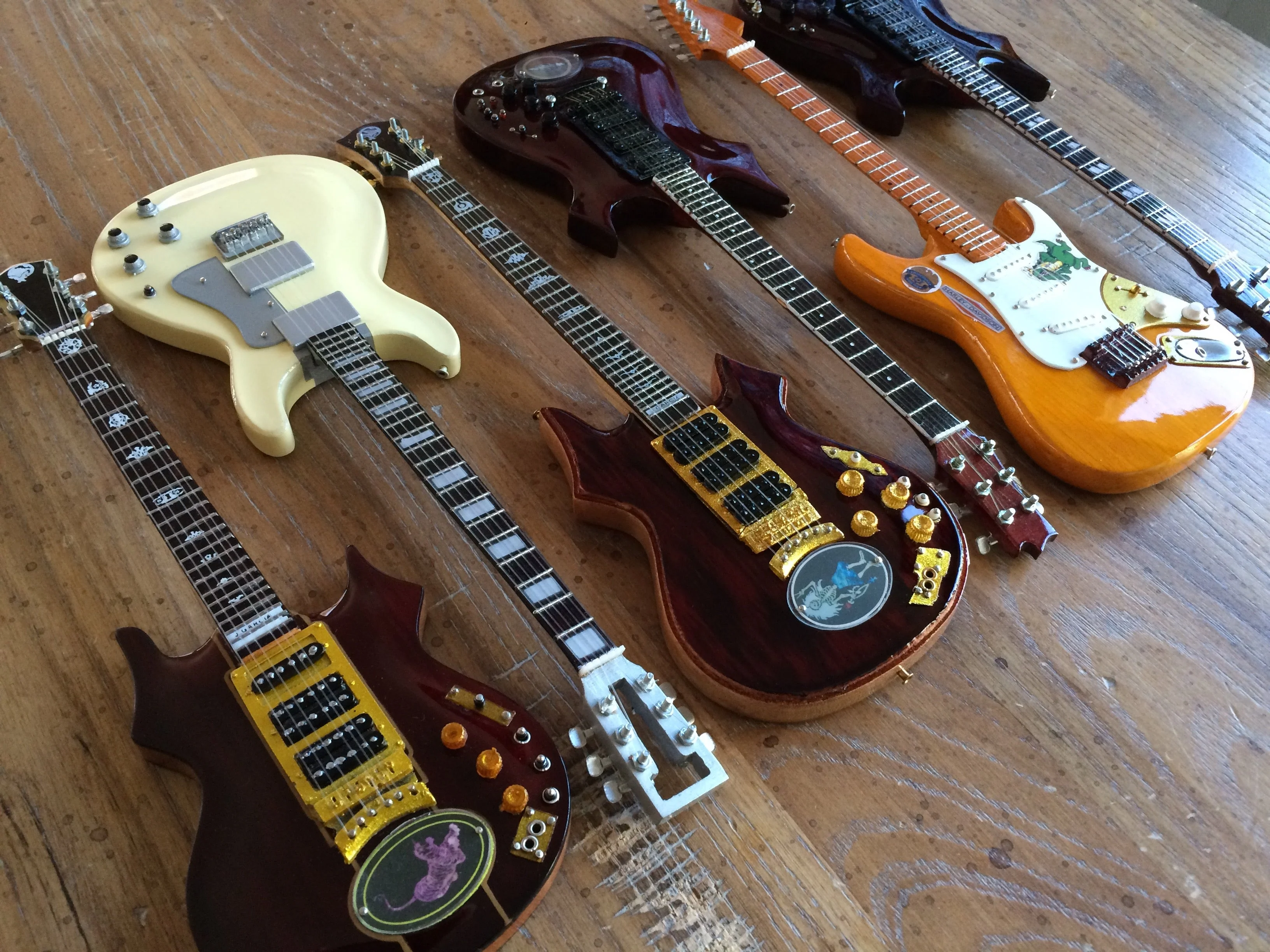JERRY GARCIA' TRIBUTE - SET OF 6 SIGNATURE MINI GUITAR REPLICA COLLECTIBLES - Image 2