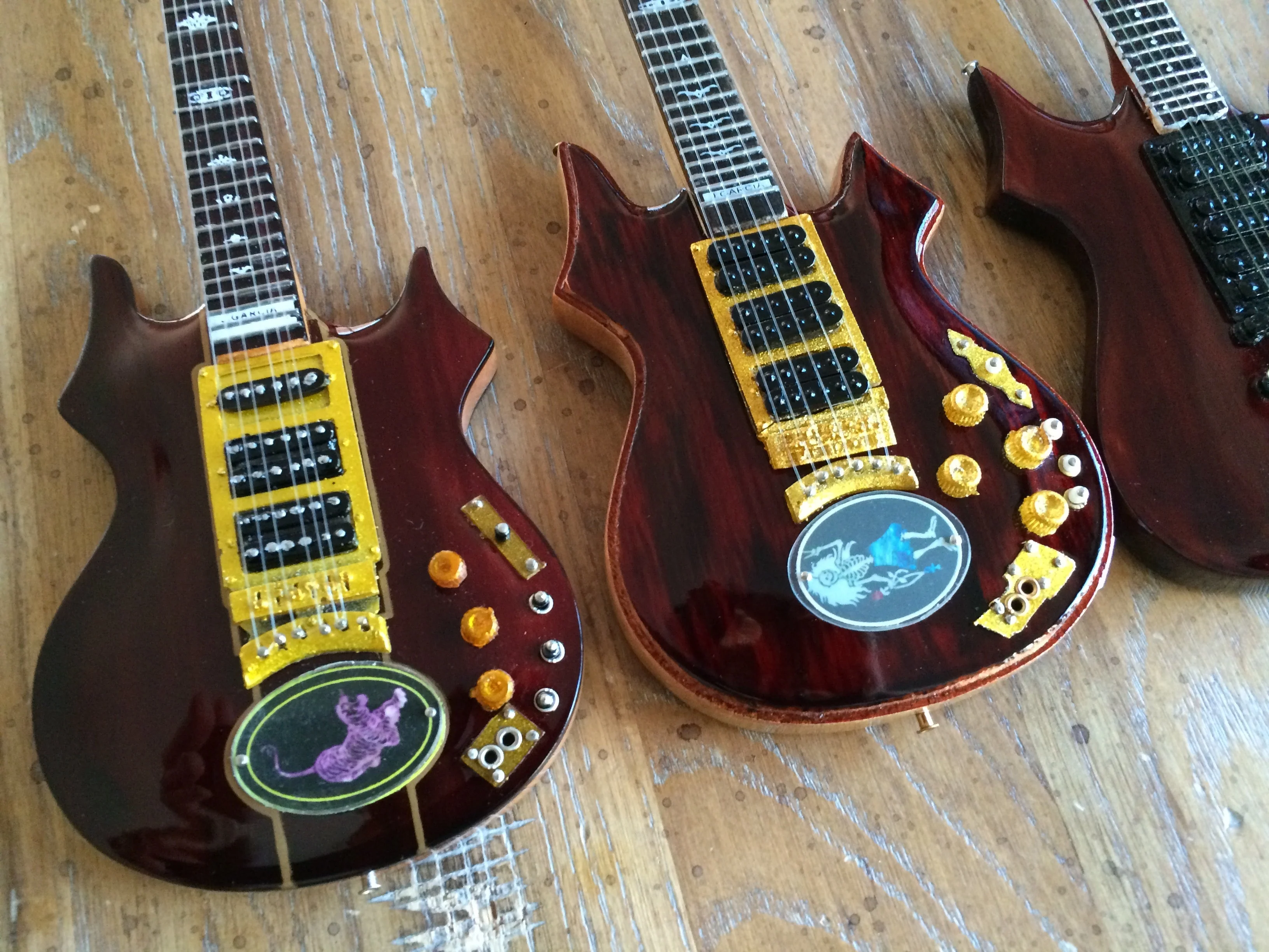 JERRY GARCIA' TRIBUTE - SET OF 6 SIGNATURE MINI GUITAR REPLICA COLLECTIBLES - Image 3