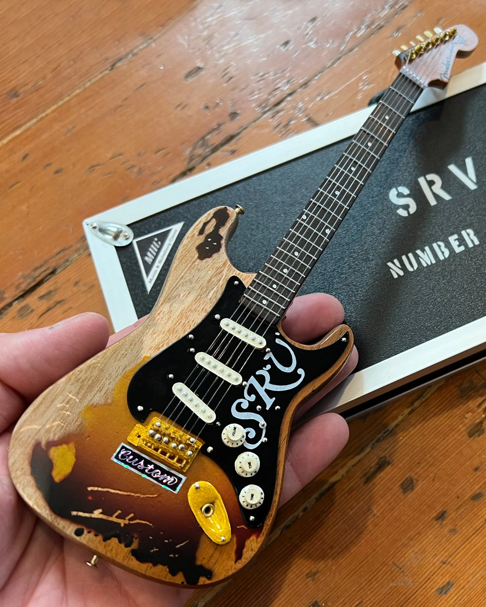 MINI CASE & GUITAR STEVIE RAY VAUGHAN SRV #1 DISTRESSED MINI FENDER' STRAT' GUITAR REPLICA - Image 3
