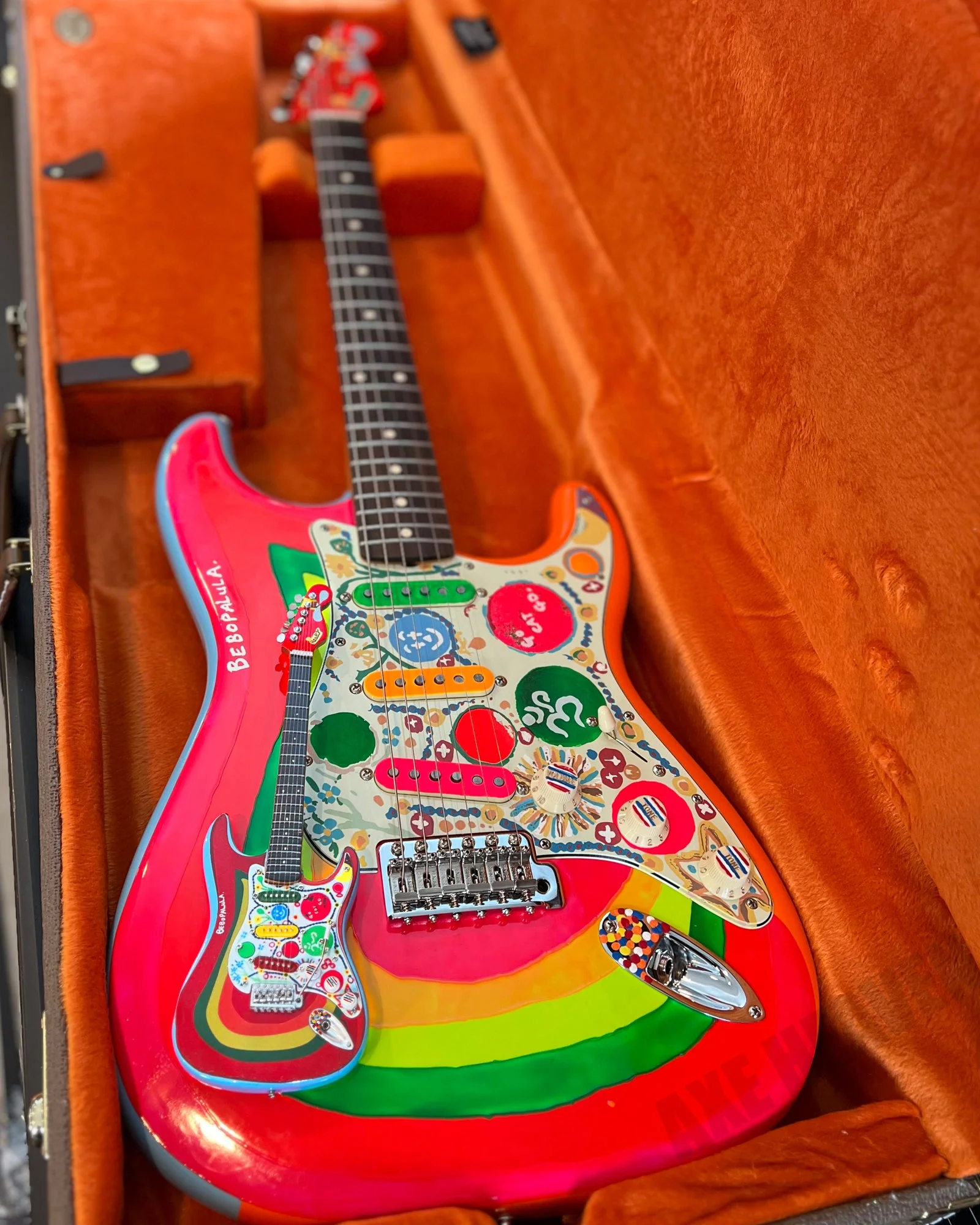 OFFICIALLY LICENSED GEORGE HARRISON FENDER' STRAT' ROCKY MINI GUITAR REPLICA - FAB FOUR - Image 2